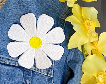 4" witte margrietbloem met geel midden opstrijkbare geborduurde patch