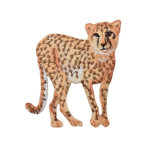 Könnte beinhalten: Gestickter Geparden-Patch in Braun- und Tan-Farben. Der Gepard steht mit dem Kopf zur Seite gedreht und schaut den Betrachter an.