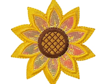 Pode incluir: Um remendo de girassol bordado em amarelo com um centro marrom. O girassol tem um design em camadas com uma camada interna rosa e branca.