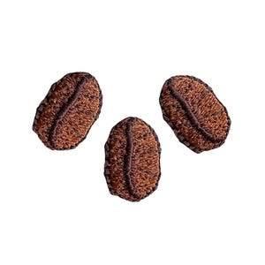 Op de afbeelding: Drie bruine geborduurde koffiebonen patches.