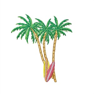 Może przedstawiać: Trzy zielone palmy z brązowymi pniami i różową i żółtą deską surfingową wiszącą między nimi.