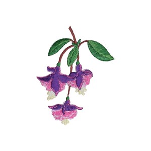 以下が含まれることがあります： ピンクと紫の花びらと緑の葉を持つ、刺繍されたフクシアの花のパッチ