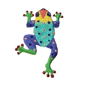 Pode incluir: Um remendo de bordado de sapo colorido com pernas verdes, corpo azul e roxo e detalhes amarelos e vermelhos. O sapo tem bolinhas pretas no corpo.
