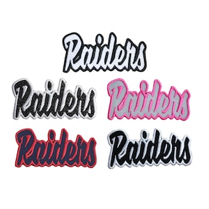 Könnte beinhalten: Fünf gestickte Aufnäher mit dem Wort "Raiders" in verschiedenen Farben. Die Aufnäher sind weiß mit schwarzen Nähten, schwarz mit weißen Nähten, grau mit rosa Nähten, rot mit dunkelblauen Nähten und schwarz mit weißen Nähten.