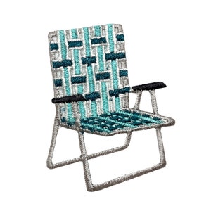 以下が含まれることがあります： 黒色の肘掛けが付いた青と白のストライプの折りたたみ椅子。椅子は金属製で、織り生地の座席があります。