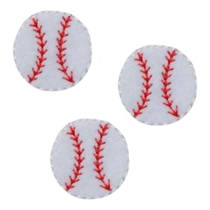 Könnte beinhalten: Drei weiße Filz-Baseballs mit roten Nähten. Die Baseballs haben einen Durchmesser von etwa 2,5 cm.