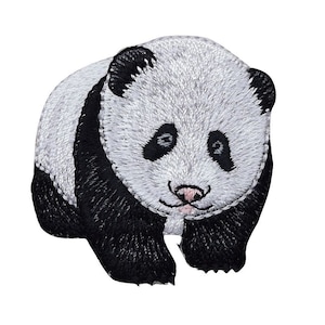 Peut inclure: Un patch brodé représentant un panda noir et blanc. Le panda est assis sur ses pattes arrière, ses pattes avant devant lui. Le panda a un nez noir et des yeux noirs.