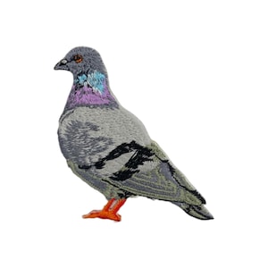 Può includere: Toppa ricamata di un piccione nelle tonalità del grigio, con collo iridescente viola e blu. L'uccello ha zampe arancioni e un motivo alare nero e grigio. La toppa è progettata per essere cucita o stirata sul tessuto.