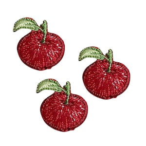 Op de afbeelding: Drie rode geborduurde vilt appel patches met groene stelen en bladeren.