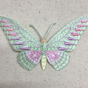 Mal/Fjäril - Pastellfärger - Grön/Rosa - Broderad lapp - Stryk-på-applikation - 240158-B