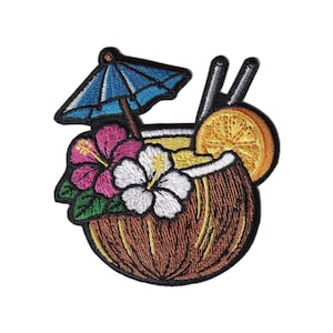 Pode incluir: Patch bordado com um cocktail tropical numa casca de coco. O design inclui um guarda-sol azul, flores de hibisco rosa e brancas, uma fatia de laranja e palhinhas pretas. O patch tem uma casca de coco castanha e uma borda preta.