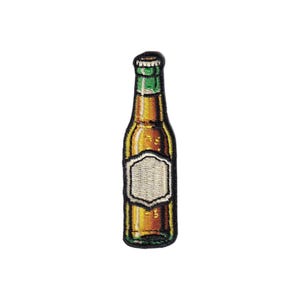 以下が含まれることがあります： ビールのボトルの刺繍パッチ。ボトルは琥珀色で、緑色のキャップと白いラベルが付いています。パッチは黒い糸で縁取られています。