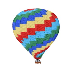 Pode incluir: Um balão de ar quente colorido com um padrão xadrez vermelho, amarelo, azul e verde. O balão tem uma cesta marrom.
