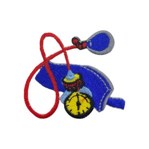 Puede incluir: Un parche bordado azul y rojo que representa un brazalete de presión arterial, un estetoscopio y un manómetro.