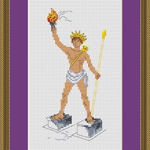 Könnte beinhalten: Kreuzstich-Kunstwerk einer stehenden Figur, die eine Fackel hochhält, mit einer goldenen Krone und einem Speer. Die Figur ist in Beige, Weiß und Gold dargestellt und steht auf zwei grauen Blöcken. Das Kunstwerk ist goldgerahmt und vor einem lila Hintergrund.