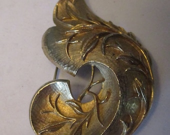 Vintage Sarah Coventry Leaf Brooch Gold Tone Fall Autumn Heavy 2.5"
