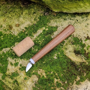 Detailed woodcarving knife, walnut handle small knife, Carving Wood, Chip carving