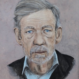 Könnte beinhalten: Ein Gemälde eines Mannes mit grauem Haar und Bart. Er hat blaue Augen und trägt eine schwarze Jacke über einem blauen Hemd.