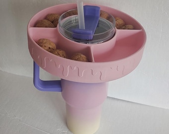 Bandeja Snack Compatible con Stanley 40oz 30oz | Accesorio Impreso 3D con 4 Compartimentos para Snacks y Agujero Central para Vaso Stanley