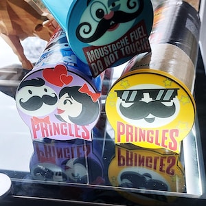 Pringles Halter Lustige Schnurrbart Logos - 3D Gleittablett Spender - Gaming Snack Organizer Geschenk