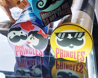 Porta Pringles Divertido Logo Bigote - Dispensador 3D Bandeja Deslizante - Regalo Gaming Cocina