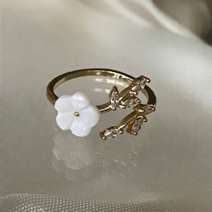 NOUVEAU Petit anneau réglable en fleur de coquille blanche
