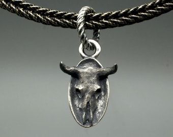 Colgante de cráneo de vaca, plata de ley, hecho a medida.