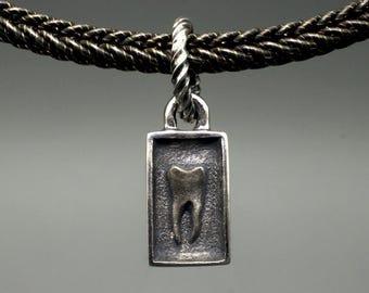 Diente, colgante, plata de ley, hecho a medida.