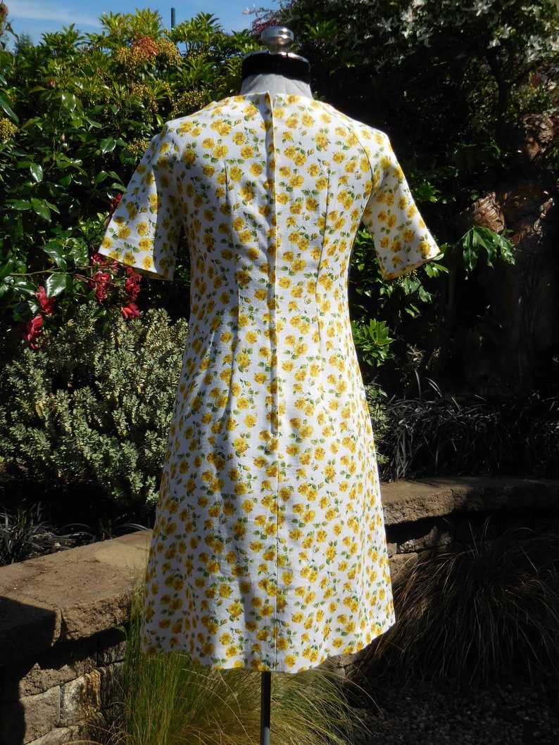 Vintage 1970s linen A line dress wrinkle resistant floral linen yellow flowers raglan sleeve Woven in Ireland MOYGASHEL size Ex Smallsmall