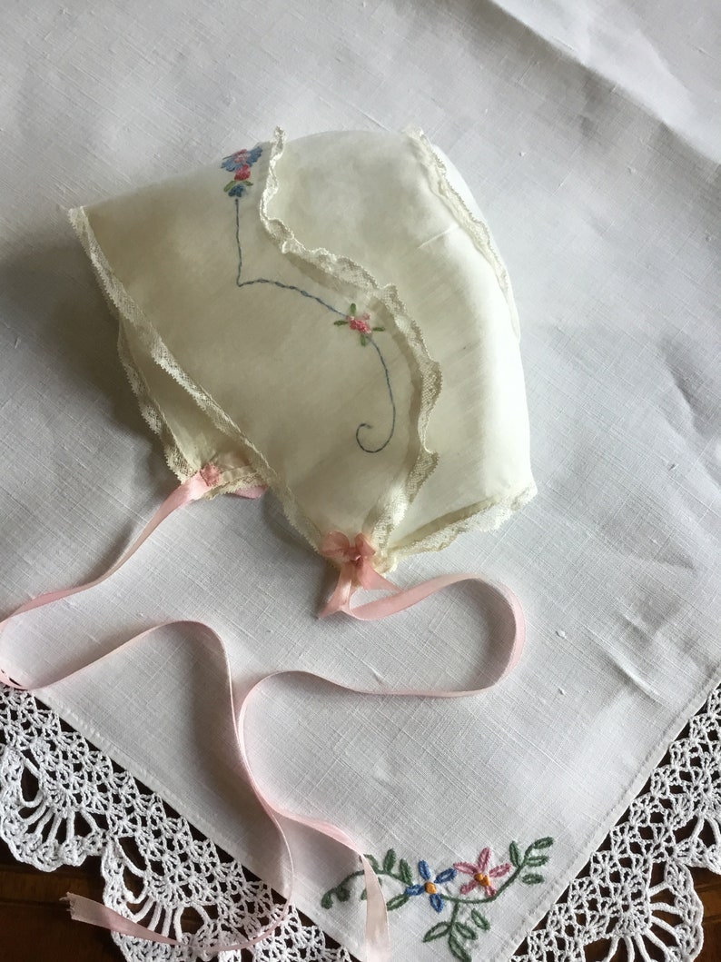 Vintage baby bonnet*infant bonnet*doll bonnet*Christening bonnet*Baptism bonnet*small baby bonnet*baby doll bonnet*batiste infant 0-3 months