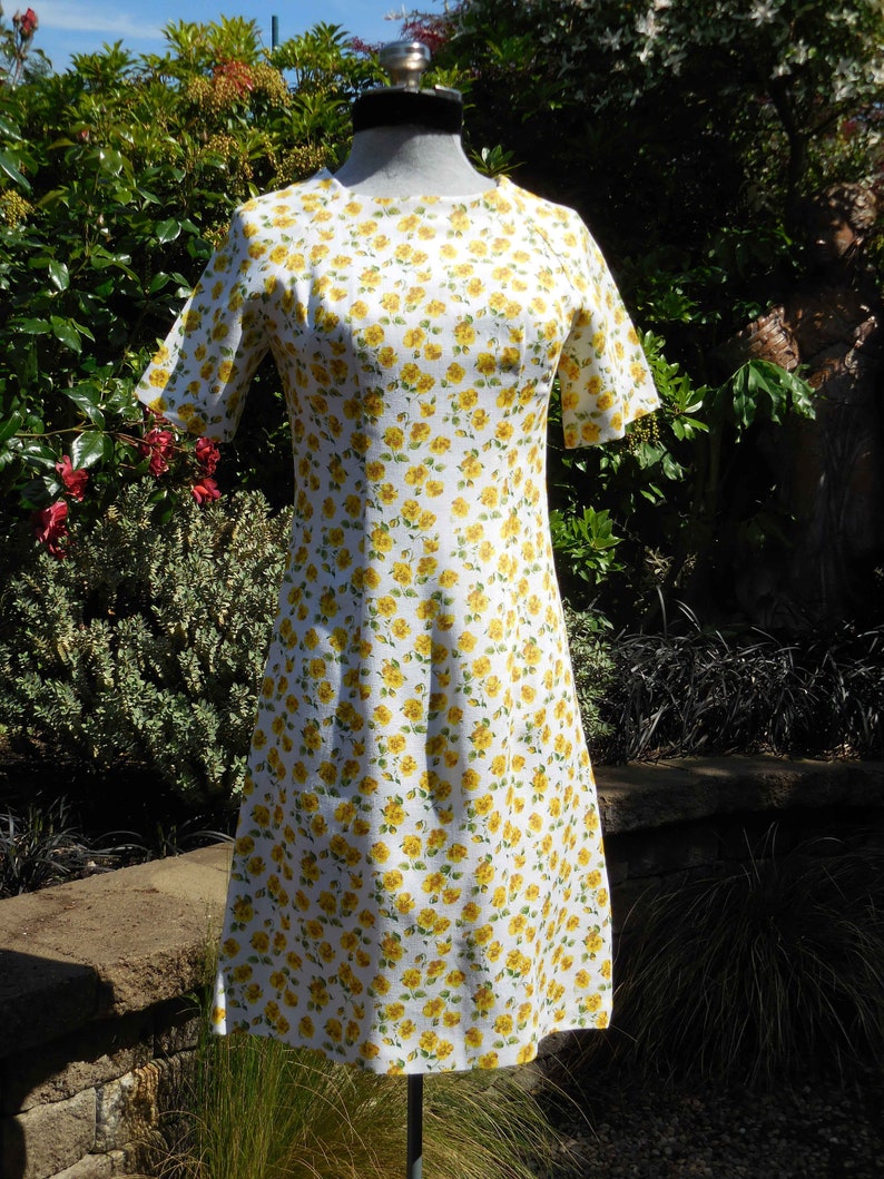 Vintage 1970s linen A line dress wrinkle resistant floral linen yellow flowers raglan sleeve Woven in Ireland MOYGASHEL size Ex Smallsmall