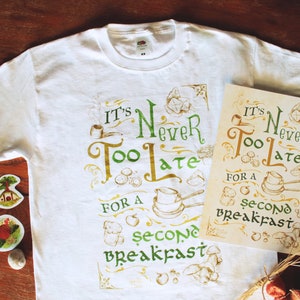 Zweites Frühstück T-Shirt + A4 Druck + 2 Sticker || Berg, Land || Fantasybuch || Freundschaft