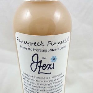 Puede incluir: Una botella beige de "Fenugreek Flaxseed Fermented Hydrating Leave-in Serum" de Jlexi. La etiqueta incluye texto sobre los ingredientes y beneficios del producto para el cabello.
