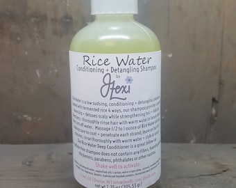Puede incluir: Una botella de plástico transparente de champú acondicionador y desenredante de agua de arroz de Hexi. La botella está etiquetada con el nombre del producto, los ingredientes y las instrucciones de uso. La botella contiene 7,25 onzas (205,53 gramos).