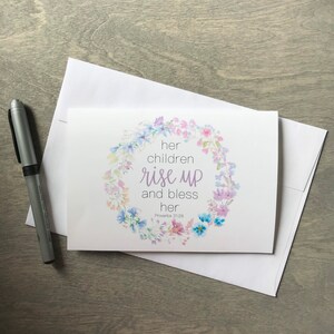 Cartão de Dia das Mães 5x7 para impressão, Seus filhos se levantam e a abençoam, Provérbios 31:28, Versículo da Bíblia, Cartão exclusivo de Dia das Mães