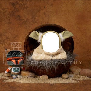 以下が含まれることがあります： 茶色の木製ボウルに、ふわふわの茶色と白のライニングが施されています。赤ちゃんは、ボウルの中に、顔の空白のヨーダのコスチュームを着ています。小さな緑と黒のおもちゃが、ボウルの前に、茶色の表面の上に置かれています。