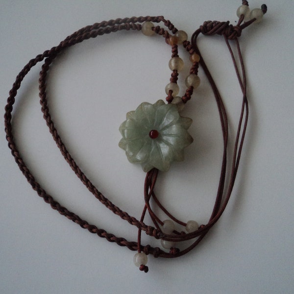 collier vintage fleur de jade sur maïs