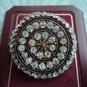 Late Victorian white paste brooch
