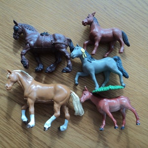 Cinco juguetes de caballos coleccionables