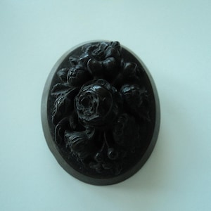 Broche victorienne ancienne fleur de deuil en vulcanite