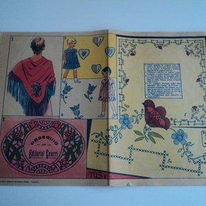 Könnte beinhalten: Eine Vintage-Magazinseite mit einer farbenfrohen Illustration einer Frau, die einen roten Schal mit blauen Fransen trägt. Die Seite zeigt auch ein florales Design mit einer roten Blume und blauen Blumen. Der Text "OBSEQUIO DE LA Editorial Guerr" ist in der linken unteren Ecke sichtbar.