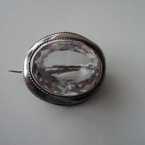 Broche antigo de prata com cristal de rocha
