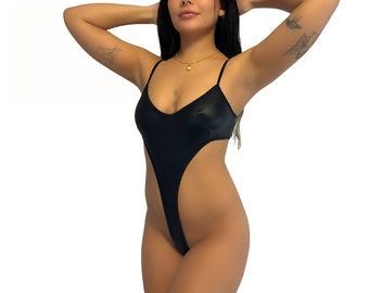 Monokini de piel sintética negro atrevido
