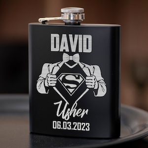 Trauzeuge-Superheld-Flachmann, Junggesellenabschied-Flachmann-Trauzeugen-Vorschlag, personalisierte Groomsmen-Flachmann-Flachmann 7 Unze, bester Mann-Flachmann-Geschenk-schwarzer Flachmann