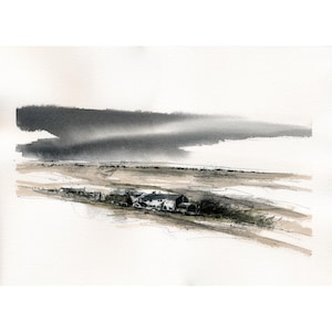 Puede incluir: Pintura de paisaje en acuarela que representa una escena rural con una hilera de edificios y un cielo oscuro y tormentoso. La obra de arte utiliza tonos de gris, marrón y beige, con pinceladas sueltas y un estilo minimalista.