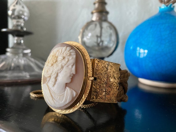 Antique Victorian Gold Conch Shell Cameo Bracelet… - image 1