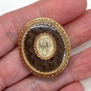 Antique Georgian Mourning or Sentimental 18K Gold Brooch with Hairwork Identified Person c. 1780-1800