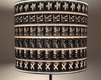 Klosz lampy Al Capone wykonany z 35 mm taśmy filmowej z recyklingu