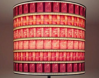 Pantalla de lámpara hecha con tira de película reciclada rosa de 35 mm