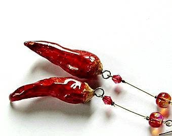 Penzolante rosso di Natale con gioielli al peperoncino naturale orecchino in resina di peperone rosso essiccato, gioielli rossi rossi, orecchini rossi lunghi Regalo rosso di Natale